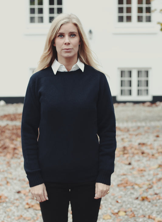 Orton Roundneck Jumper, Nero Navy, Geelong lambswool